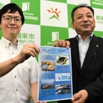 トラフグの陸上養殖に挑戦する中村峻さん（左）と藤岡勇市長＝朝来市役所