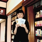 オープンした「本は人生のおやつです！！」と坂上友紀さん＝朝来市山東町