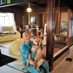 築８０年ほどの民家で愛犬と戯れるボッゾさん＝豊岡市竹野町竹野