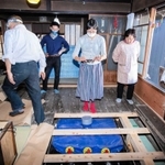 床下に水のタンクを入れ込む作業風景（Ｃ）ｐｈｏｔｏ　ｂｙ　ｂｏｚｚｏ