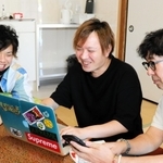 山陰地方の企業を応援するダンス動画の計画を練る（左から）真山拓郎さん、西村宏幸さん、西村太さん＝新温泉町居組