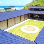 竹野子ども体験村の中央に設けられたキャンプファイアサイト＝豊岡市竹野町（豊岡市竹野振興局提供）