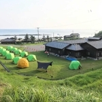 多彩な体験プログラムが楽しめる「竹野子ども体験村」のキャンプ施設＝豊岡市竹野町（豊岡市竹野振興局提供）