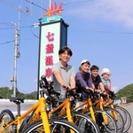 Ｅバイクによる「ポタリング」のプログラムを用意した七釜温泉旅館組合のメンバーら＝新温泉町栃谷