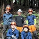 久田和幸さん（後列中央）の班で技術を磨く古川さん（前列右）＝香美町村岡区寺河内