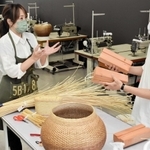 ２階の月額会員制のアトリエ。ミシンや作業台を使用して創作に励むことができる＝豊岡市中央町