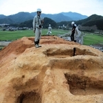 「初瀬谷・柏谷古墳群」の発掘現場＝新温泉町七釜