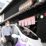 超小型電気自動車「コムス」。山陰らしいイカのラッピングが特徴＝新温泉町浜坂