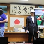 「バーチャルやぶ」のオープニングイベント。ガリガリガリクソンさんと養父市をＰＲする広瀬栄市長（右）＝養父市役所