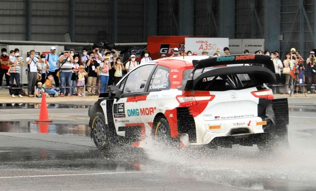 ドリフトを披露するヤリスＷＲＣ＝但馬空港（撮影・岡本好太郎）