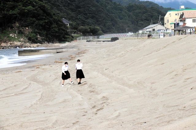 砂が補充され、なだらかな斜面が再現された＝７月１３日、新温泉町芦屋（県但馬水産事務所提供）