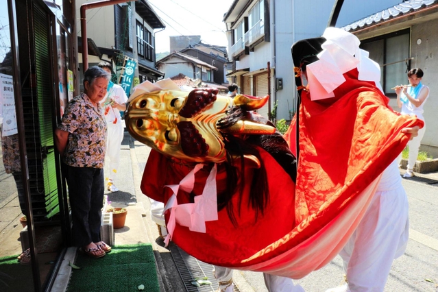 麒麟獅子舞が各戸を巡る「門付け」で地域の安寧を祈願した＝新温泉町浜坂