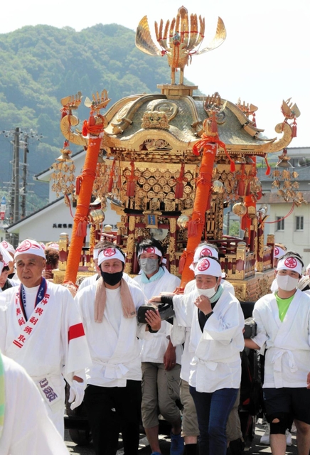 みこし連中が町内を練り歩く「渡御行列」＝新温泉町浜坂