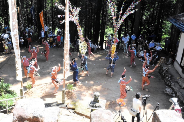 太鼓を打ち鳴らしながら「寺内ざんざか」を踊る氏子たち＝山王神社
