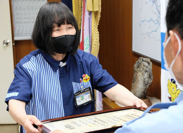 署長感謝状を受け取る河関美由紀さん＝豊岡署