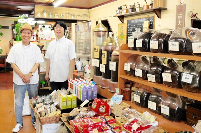 ９０周年を迎える「ヒグラシ珈琲」の山根勝三郎さん（左）と知也さん＝豊岡市千代田町