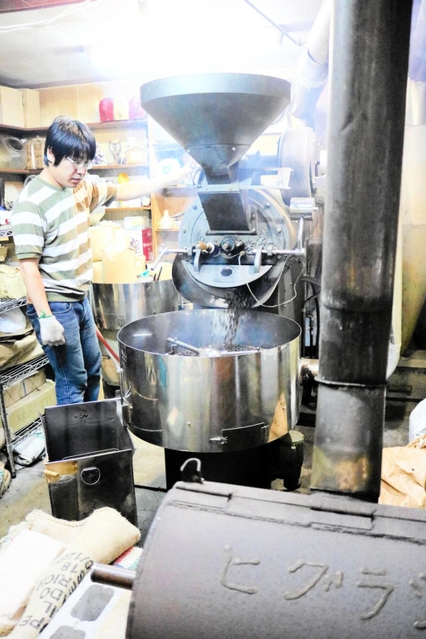 「薪火」の焙煎機（手前）とガス釜の焙煎機
