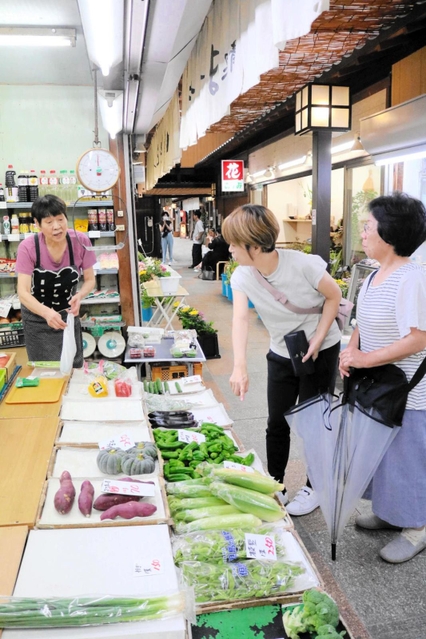 昼のふれあい公設市場。八百屋や生花店が並ぶ