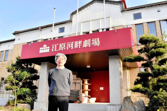 江原河畔劇場の前に立つ平田オリザさん＝豊岡市日高町日置