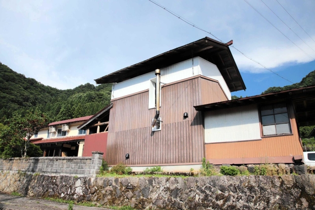「蔵サウナ」の外観＝香美町小代区茅野