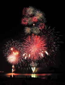 ２０１９年７月に開かれた「たけの海上花火大会」。今年は３年ぶりに復活する＝豊岡市竹野町竹野、竹野浜海水浴場