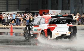 ドリフトを披露するヤリスＷＲＣ＝但馬空港（撮影・岡本好太郎）