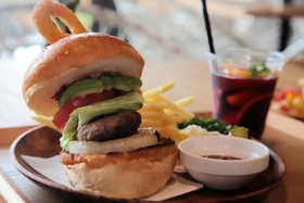 但馬牛のハンバーグやタマネギ、アボカド、トマトなどを挟んだ「但馬牛バーガー」＝カイノテラス