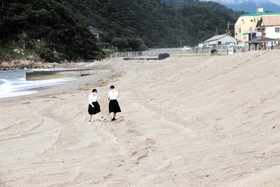 砂が補充され、なだらかな斜面が再現された＝７月１３日、新温泉町芦屋（県但馬水産事務所提供）