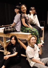 自主公演「あいのり」の演出担当や出演する学生たち＝芸術文化観光専門職大