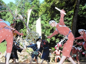 太鼓を打ち鳴らしながら「寺内ざんざか」を踊る氏子たち＝山王神社