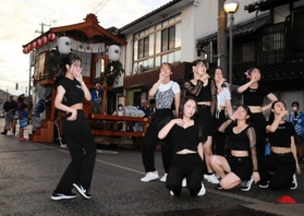 京二屋台の演芸でダンスを踊る浜坂高校のダンスサークルメンバー＝新温泉町浜坂