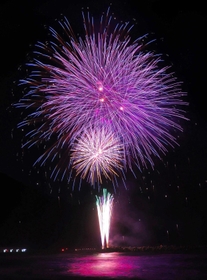 日本海の夜空を彩る花火＝新温泉町芦屋