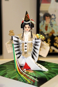コウノトリをイメージして作られた「コウノトリ　リカちゃん」＝市立歴史博物館