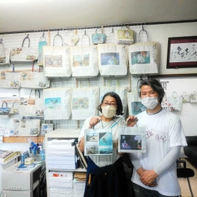 しまんと新聞ばっぐインストラクターの長島敏行所長（右）と河合美智子さん＝神戸新聞広谷大屋専売所
