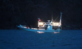 集魚灯をたくイカ釣り漁船＝但馬沖