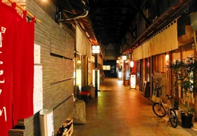 夜のふれあい公設市場。居酒屋や飲食店から明かりがこぼれ、町家の雰囲気が際立つ＝豊岡市千代田町