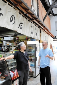森垣菓子店の森垣日出盈さん（左）と鮮魚店を営む村尾清彦さん