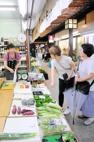 昼のふれあい公設市場。八百屋や生花店が並ぶ