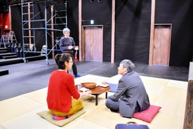 劇場で稽古する劇団員ら