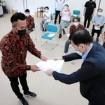 浜上勇人町長（右）から修了証書を受け取る実習生＝香美町役場