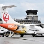 イベントのために臨時で飛んできたコウノトリをあしらったオリジナル塗装の機体「ＡＴＲ４２－６００」＝但馬空港