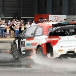 ドリフトを披露するヤリスＷＲＣ＝但馬空港（撮影・岡本好太郎）