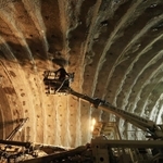 異国の宗教建築のようにも映る掘削跡＝新温泉町