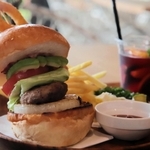 但馬牛のハンバーグやタマネギ、アボカド、トマトなどを挟んだ「但馬牛バーガー」＝カイノテラス