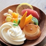 カエルの顔をかたどったプリンにフルーツとアイスクリームを添えた「カエル島プリンパフェ」＝カイノテラス