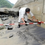 工事前の調査風景。波風の侵食で歩道の基礎にできた隙間。地下水や海水が砂を流出させ、陥没の危険性も生じる＝新温泉町芦屋（但馬水産事務所提供）