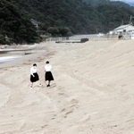 砂が補充され、なだらかな斜面が再現された＝７月１３日、新温泉町芦屋（県但馬水産事務所提供）