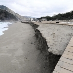 高潮や高波で浜辺の砂がさらわれ、「浜崖」と呼ばれる現象が発生した浜坂県民サンビーチ＝新温泉町芦屋（但馬水産事務所提供）