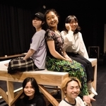 自主公演「あいのり」の演出担当や出演する学生たち＝芸術文化観光専門職大