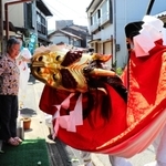 麒麟獅子舞が各戸を巡る「門付け」で地域の安寧を祈願した＝新温泉町浜坂